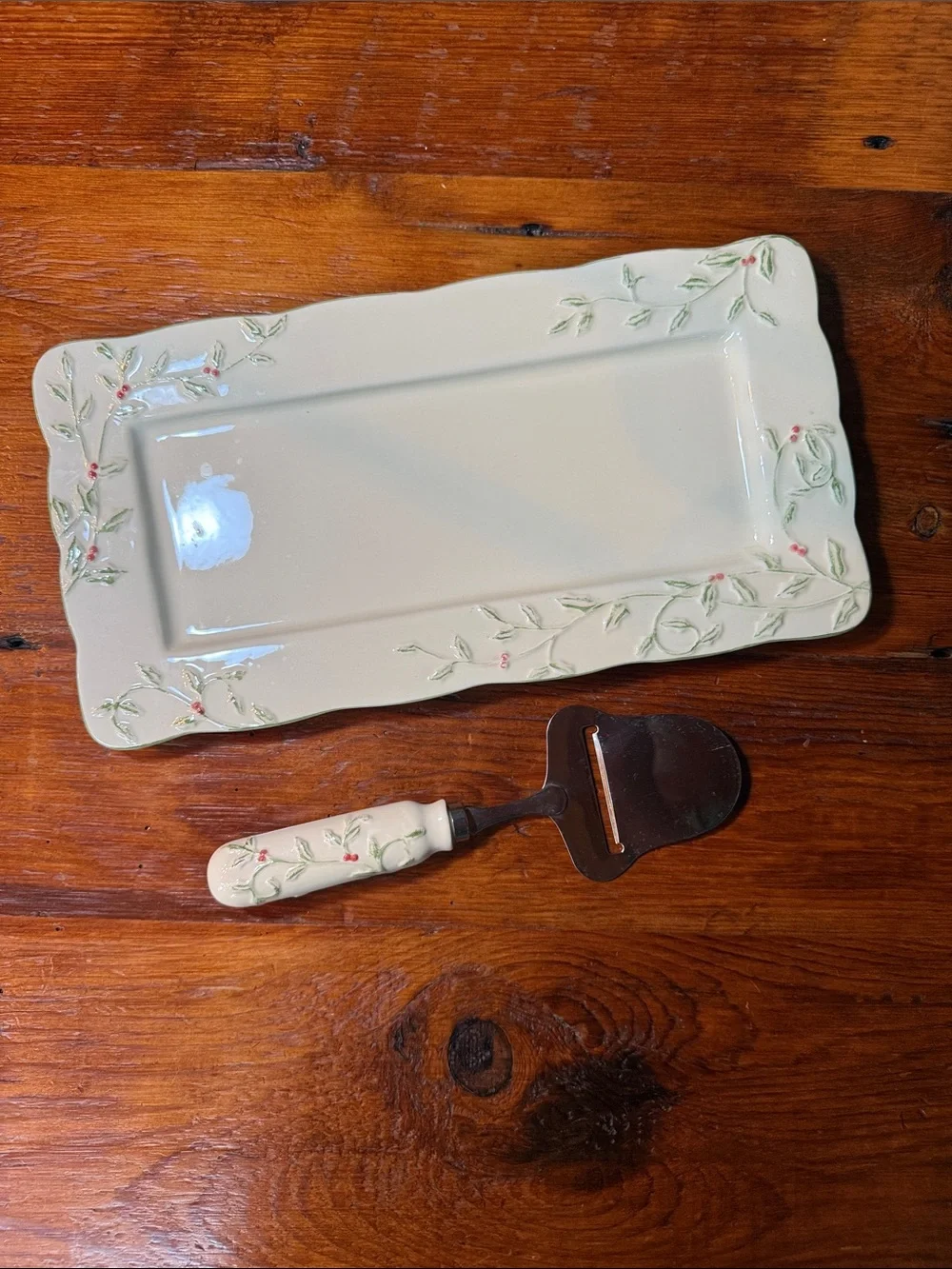 🌲Ceramic Cheese Server Set in Cream with Holly/Berries Accent